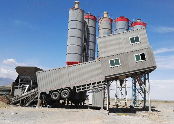 GREEN MOBILE CONCRETE MIXING STATION