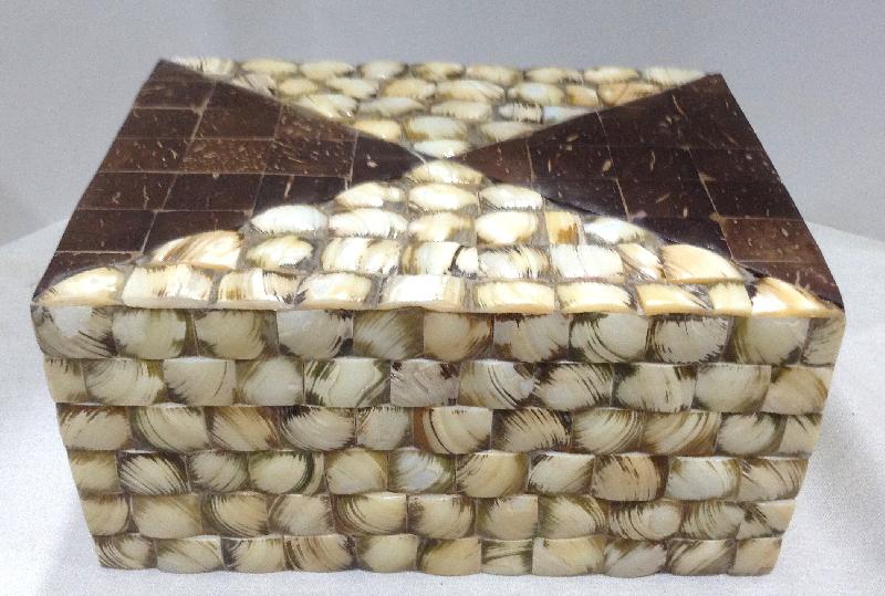 BOX MOTHER OF PEARL & COCONUT