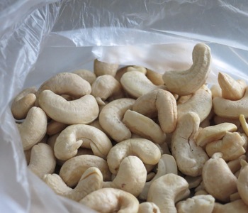 cashew kernels price