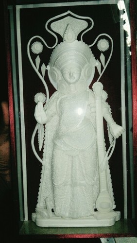 saraswati maa statue