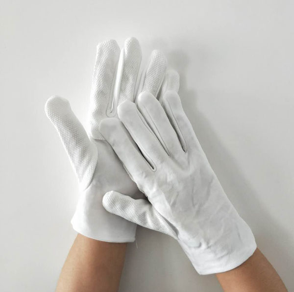 white heat resistant serving gloves