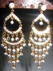 GEW-00027 18 kt gold with white stone setted earring