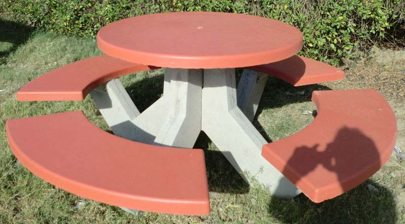 Round circular table with four benches, for In Garden, Pattern : Plain