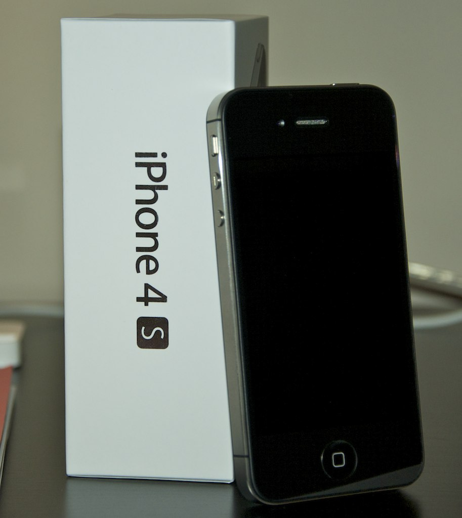 100% Authentic Factory Unlocked Apple Iphone 4s 32gb/16gb/64gb White/black