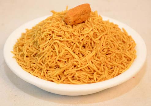Orange Bikaneri Bhujia Namkeen, for Snacks, Taste : Spicy Salty