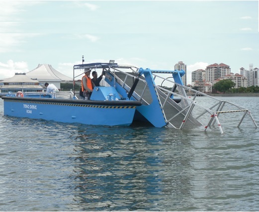 Rubbish Collecting Boat - Scavenger 30 Aquatic Master Conveyor