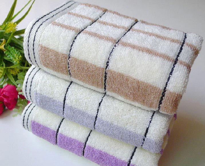 Check Bath Towel, Color : WHITE at Best Price in Delhi | Aadya Global