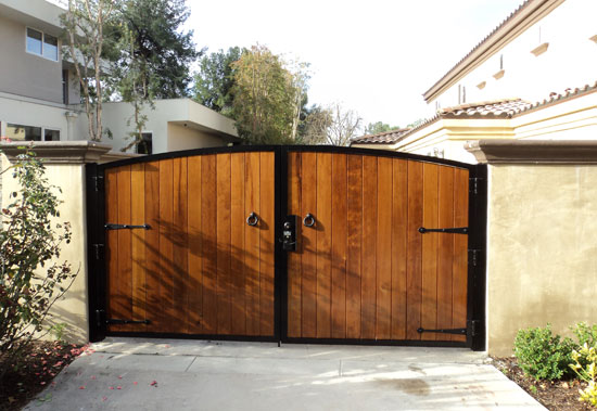 Wooden Fence Gates Manufacturer & Exporters from Ontario, Canada | ID ...