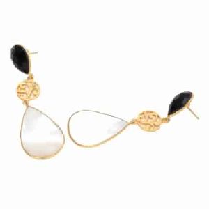 Pearl Shell And Black Onyx Earring