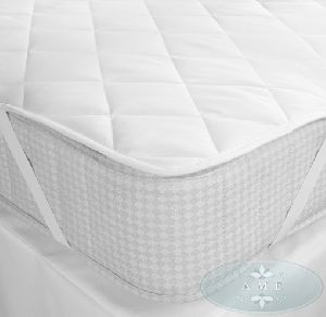 Soft Luxury quitted polyester-cotton mattress protector