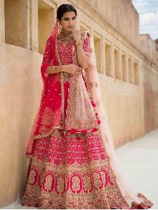 Set Up The New Defination In The Ethnic Look With This Gorgeous Attire