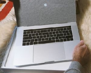 Apple MacBook Pro 15" Retinal Touch Bar/ID 9th-Gen. Core i9