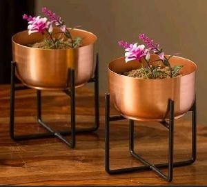 IRON PLANTER WITH STAND