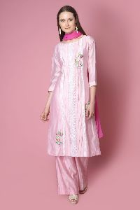 BLUSH PINK SILK CHANDERI KURTA SET WITH THREAD EMBROIDERY MOTIF & CENTER LACE DETAILS