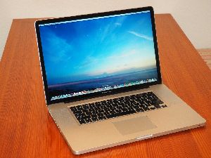 Apple Macbook Pro 17&amp;quot; Quad Core i7 + 2 TB