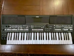 Black Yamaha PSR-SX600 61-Key Digital Keyboard