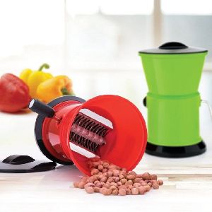 ROUND CHILLY CUTTER AND GRINDER TOOL