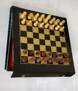 Magnetic chess box