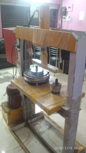 Hydraulic paper plat making machine