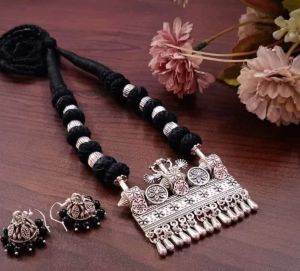 black fort necklace set