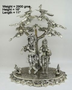 Radha Krishna & Big Tree Statue