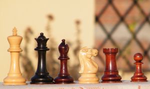 K004 Old English Wooden Chess Pieces