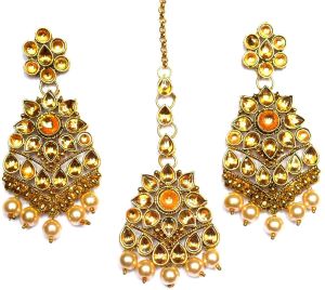 Kundan Earring and Maang Tikka Set