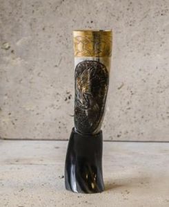 DRINKING HORN WITH HORN STAND