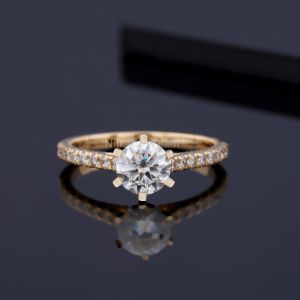 Round Engagement Ring in Gold