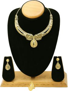 Delicately Filigreed Leaf Oval Forming Choker Necklace Set