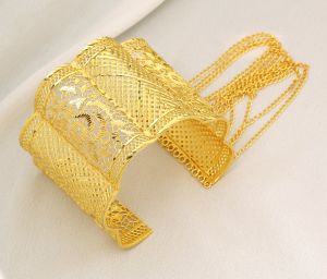 Refined Gold Filigree Cuff with Wave Patterns Kada