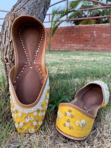 Embroidered Ladies Yellow Punjabi Jutti