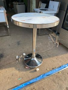 Plain Polished Stainless Steel Round Standing Table, Color : Sliver