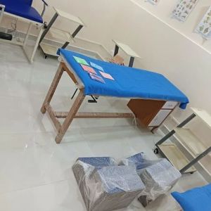 Wooden Examination Couch Bed, Packaging Type : Brown