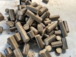 Hard Sawdust Biomass Briquettes 90mm, Packaging Type : Plastic Bags