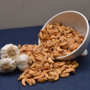 dehydrated garlic flakes