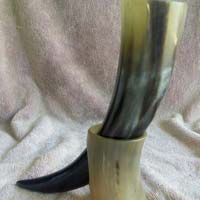 Drinking horn with horn stand