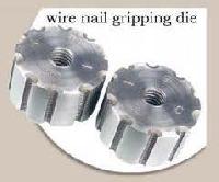 Wire nail gripping die