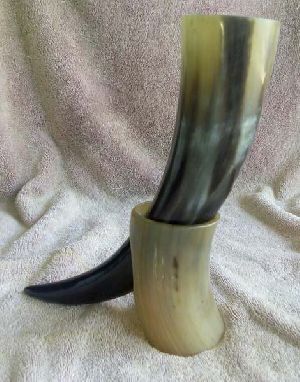 Drinking horn with horn stand
