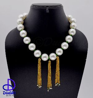 Round Pearl Necklace with tussle